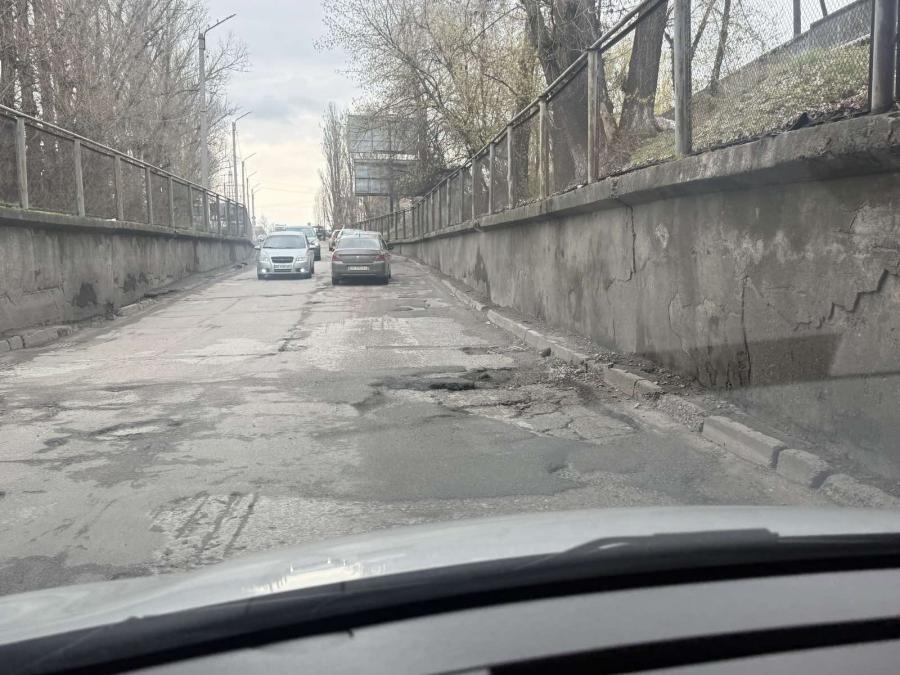 Проїзд під мостом, що на вул. Ярмарковій, нагадує рух із перешкодами