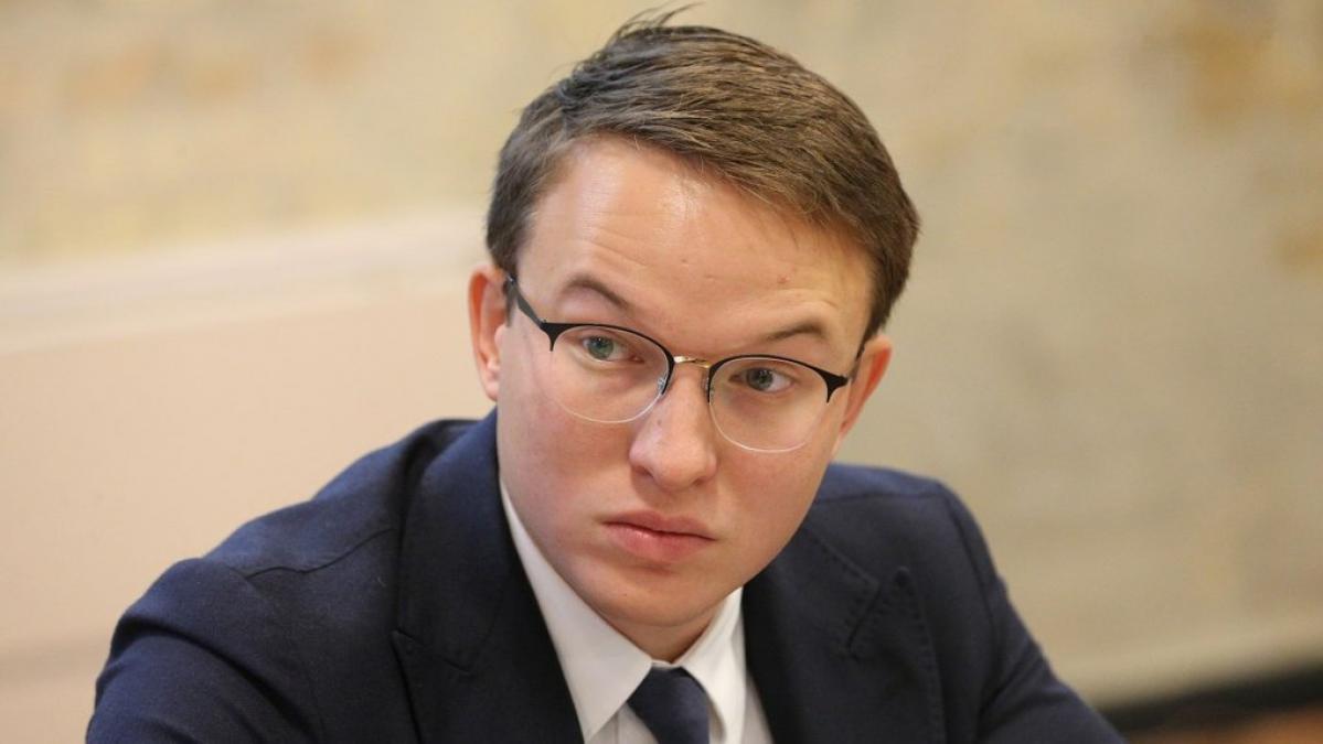Готівка, цінні папери та нова Tesla батька: деталі декларації нардепа Олексія Мовчана