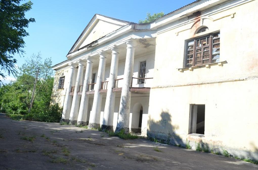 Бывшие Крюковские интендантские склады: тут хранилось более 160 вагонов имущества, а теперь это разруха в окружении джунглей