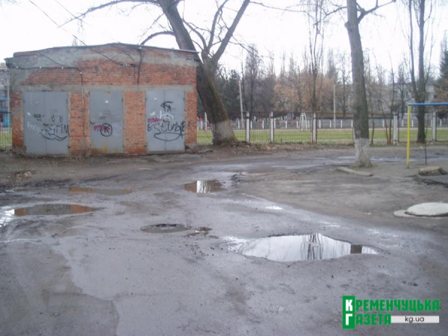 Сквозь грязь и пыль - сотни людей проходят препятствия по проспекту на Молодежном