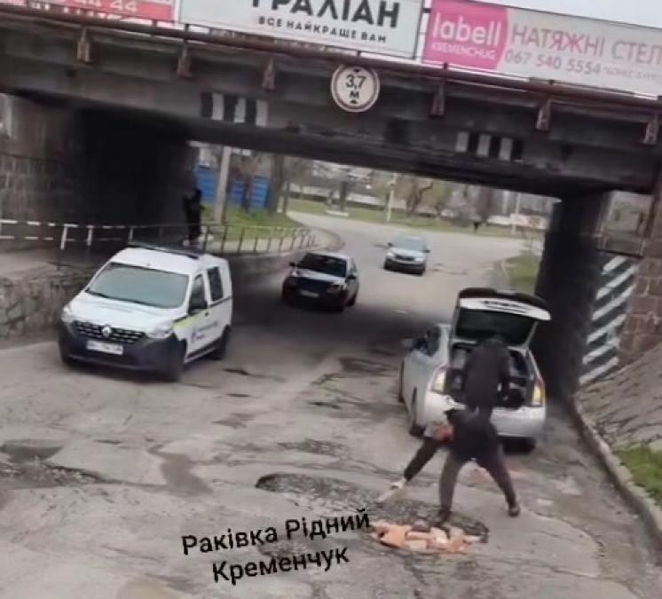 Мешканці Кременчука беруть ремонт у свої руки: цегла замість асфальту