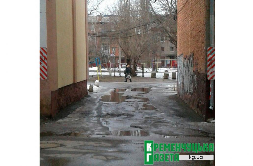 Тротуары Кременчуга: или лед обходить, или ямы
