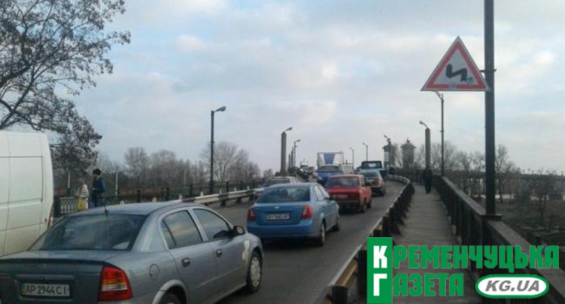 Крюковский мост убирают коммунальщики - пробка