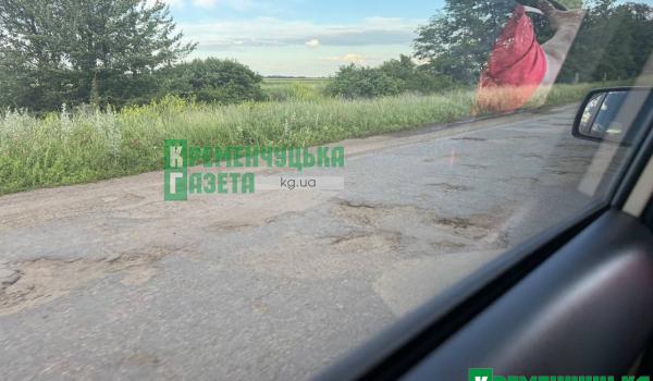 «Яма на ямі»: стан траси зі столиці через Семенівку до Кременчука викликає обурення у водіїв