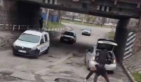 Мешканці Кременчука беруть ремонт у свої руки: цегла замість асфальту